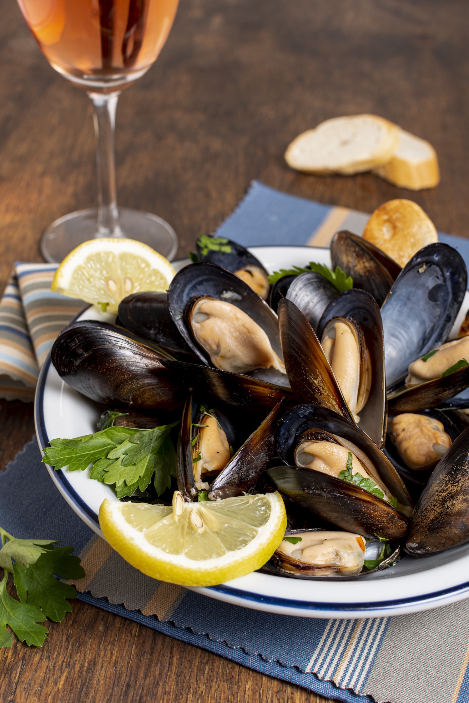 close-up-tasty-mussel-shells-plate